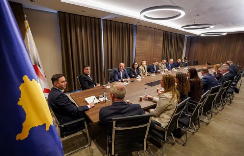 Avdullah Hoti mungon në mbledhjen e grupit të ri parlamentar të LDK-së