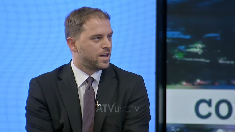 Krasniqi: Janë dy skenarë për krijimin e Qeverisë, VV mund të synojë koalicion të madh