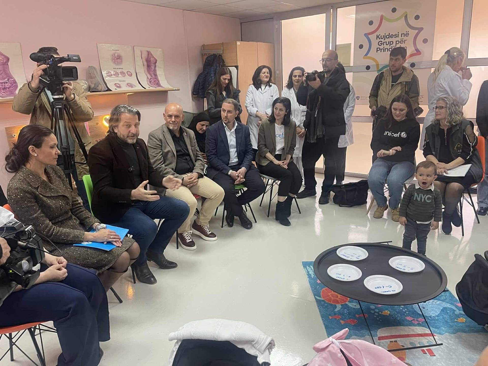 Prezantohet programi “Kujdesi në grup për prindërim”, në përkrahje të prindërve dhe foshnjave
