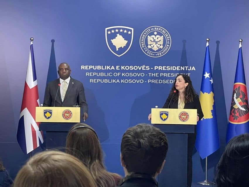 Presidentja Osmani dhe sekretari i jashtëm britanik Lammy diskutojnë për bashkëpunim në fushat e mbrojtjes dhe ekonomisë