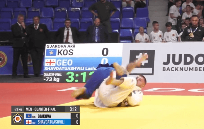 Akili ndalet nga xhudisti gjeorgjian, mbetet në lojë për medalje