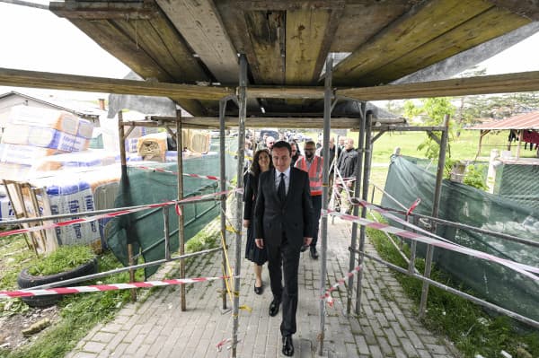​Kurti vizitoi banesat sociale në Shipol dhe Desi, po bëhen me efiçiencë të energjisë