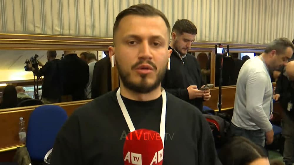 Gazetari i ATV-së jep detajet e fundit nga salla e Kuvendit pas takimit konsultativ