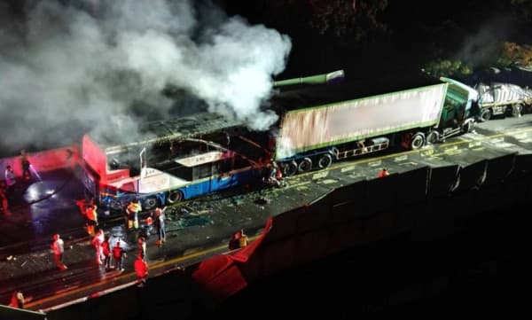 Autobusi përplaset me kamionin, 7 të vdekur dhe mbi 50 të lënduar në Tajlandë