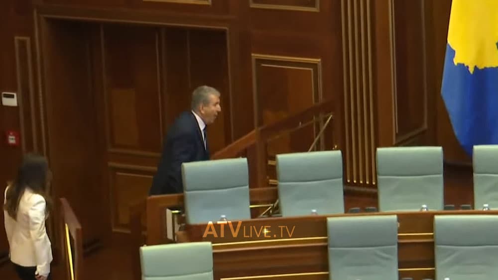 Avni Dehari kthehet në sallën e Kuvendit – pritet rifillimi i seancës