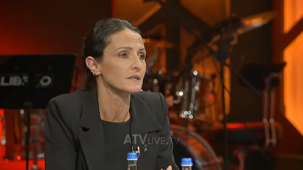 Kur poezia bëhet terapi – Blerina Rogova me rrëfim emocional për librin e saj “Thasë”