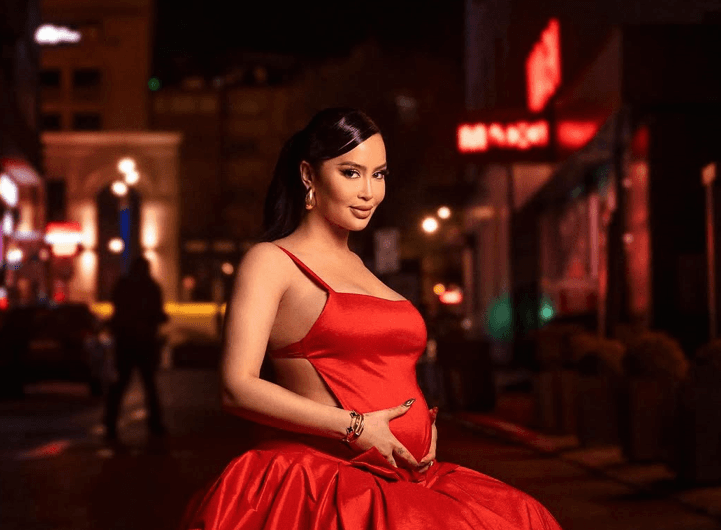 Dafina Zeqiri i blen djalit karrocë me vlerë mbi 4000€
