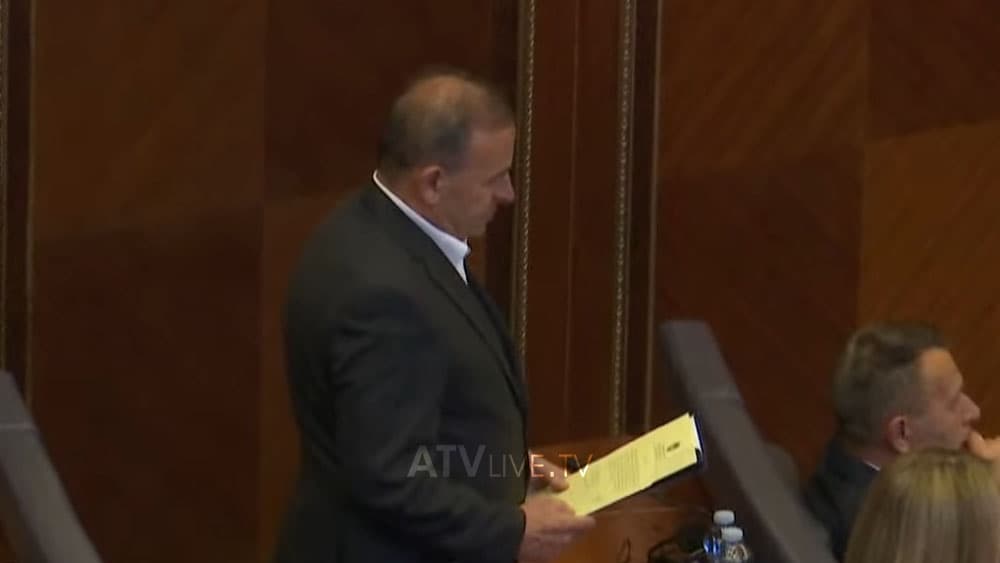 Elmi Reçica bën betimin si deputet – i vetmi që mungoi në seancën e kaluar