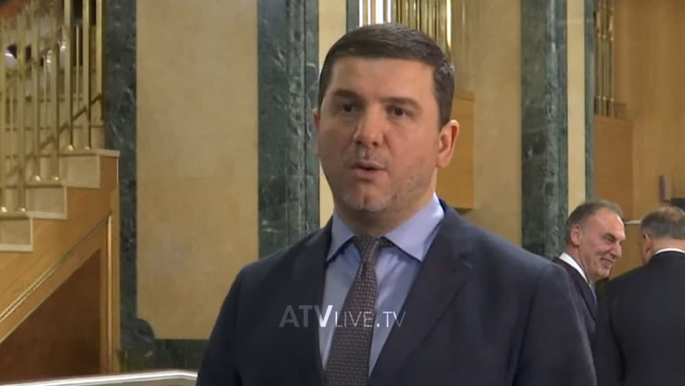 Krasniqi: Seanca u uzurpua nga Vetëvendosje për të blerë kohë – nuk kanë shumicë