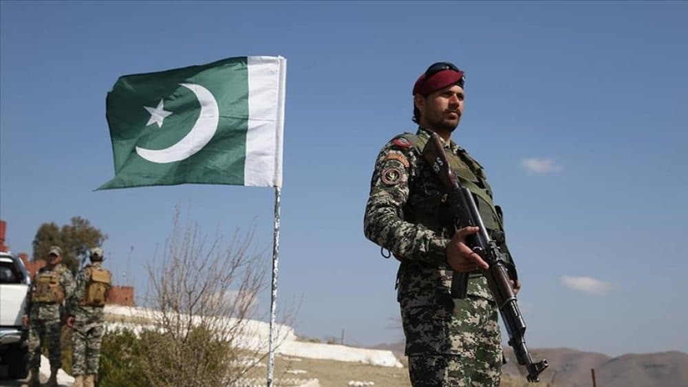 Eskalojnë tensionet: Pakistani e pezullon tregtinë me Indinë, anulon vizat dhe mbyll hapësirën ajrore