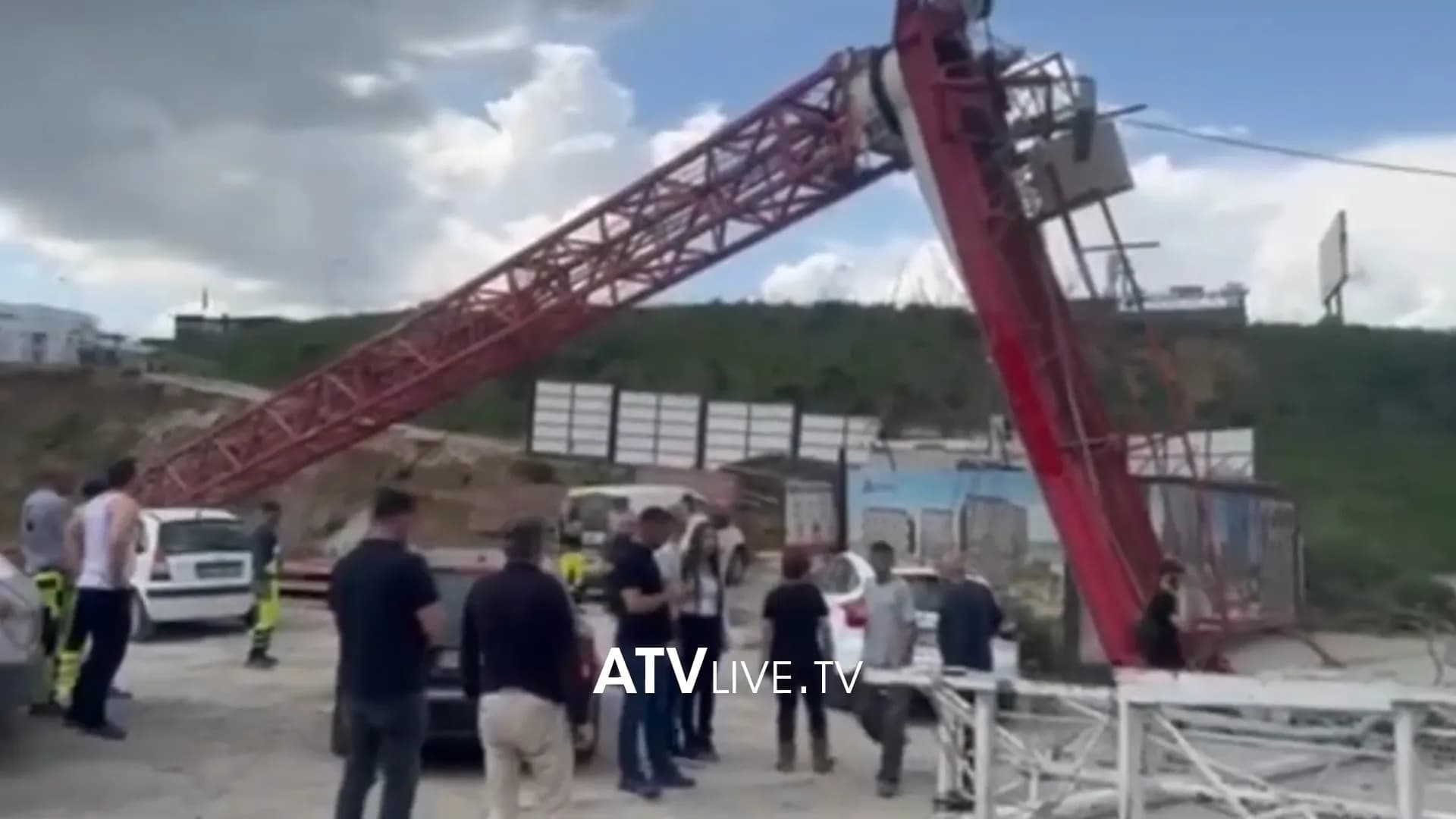 Rrezohet një vinç te lagjja e Spitalit në Prishtinë