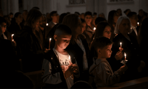 Besimtarët kremtojnë Pashkët, Papa Françesku pritet të marrë pjesë në festimet në Vatikan