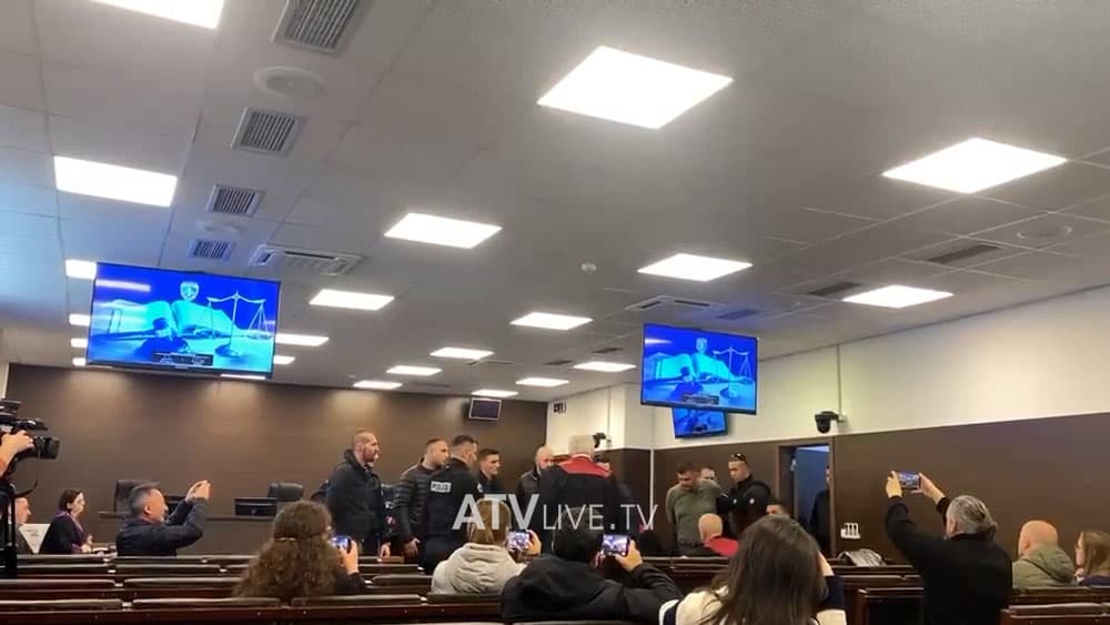 Të prangosur dhe nën masa sigurie, serbët e arrestuar paraqiten në Gjykatën e Gjakovës