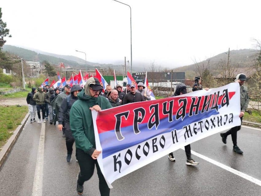 Serbët nga Kosova sërish ecin në BG për Vuçiqin: “Ta mbështesim, se ai ishte gjithmonë me ne”