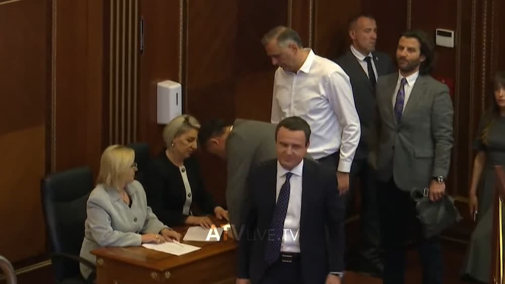 Grupi parlamentar i VV-së hyn në sallë