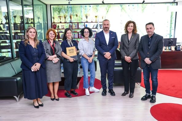 Ambasadorja e Izraelit viziton Kolegjin AAB për promovimin e librit “Dita kur çdo gjë ndryshoi”