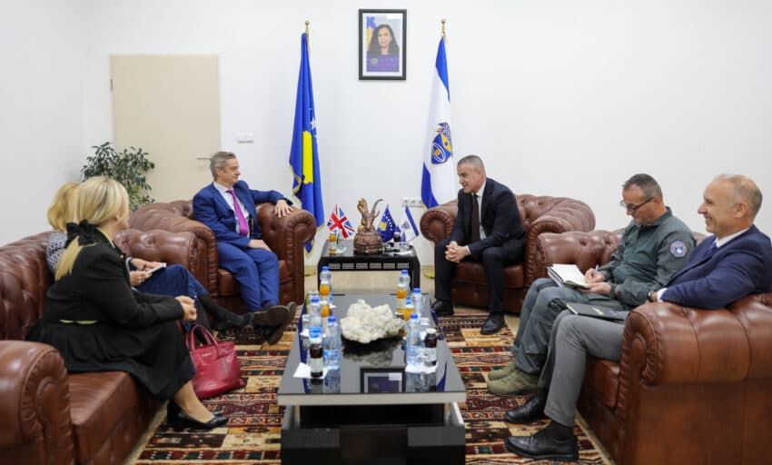 Zv.drejtori i Policisë së Kosovës takon ambasadorin britanik për forcimin e bashkëpunimit