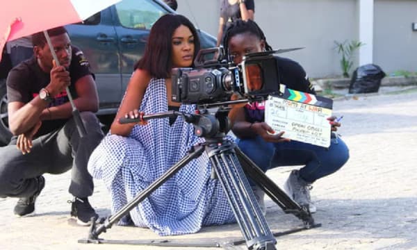 Kreativët e filmave nigerianë zhvendosen drejt YouTube-it, ndërsa platformat e transmetimit tërhiqen