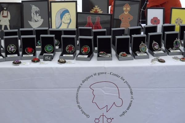 ​Kur dhimbja shndërrohet në art, hapet panairi me produktet e të mbijetuarave të dhunës seksuale të luftës