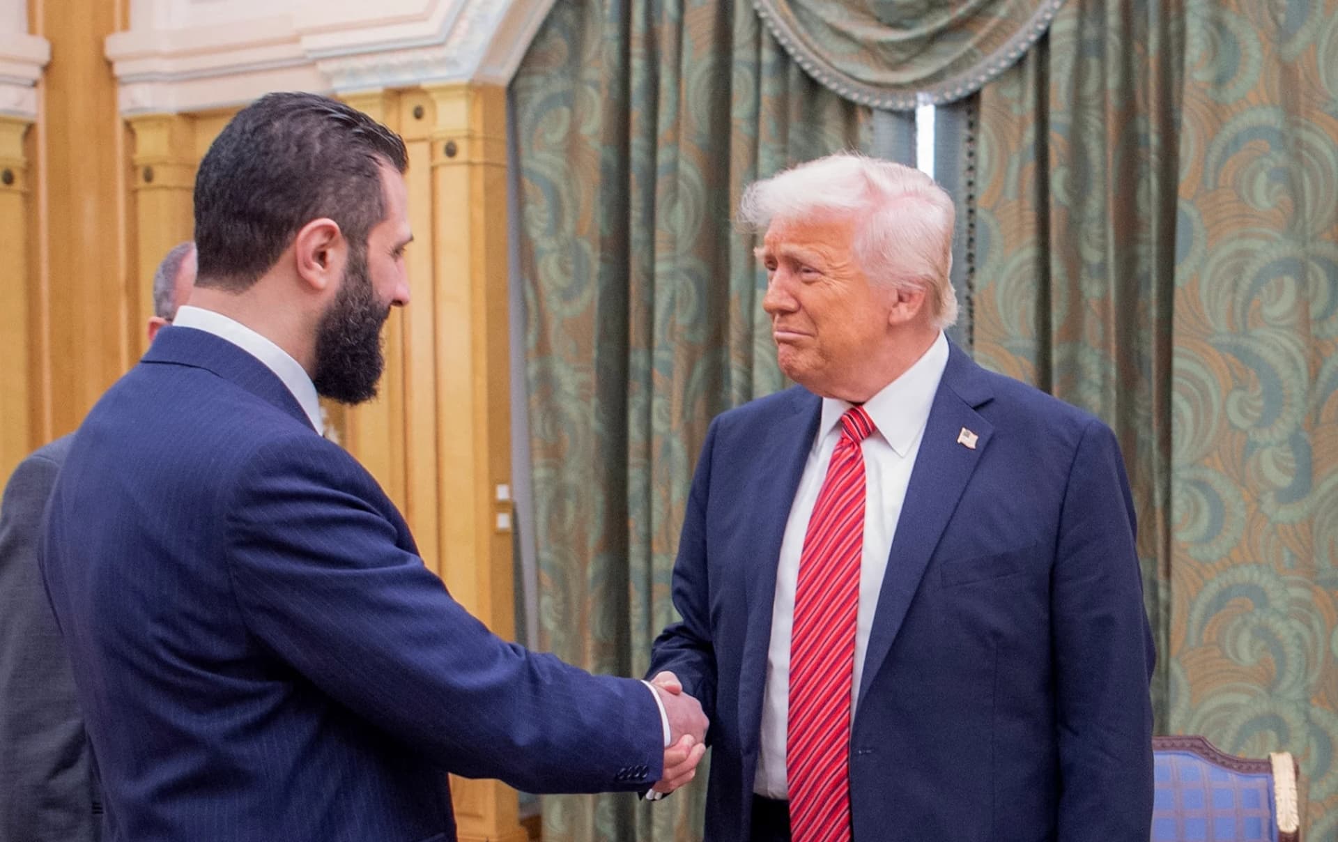 Çfarë sinjalizon takimi i Trumpit me udhëheqësin e ri sirian?
