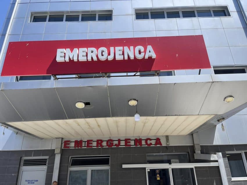 Përleshja fizike në Emergjencë, SHSKUK reagon pasi mjeku tha se u rrezikuan