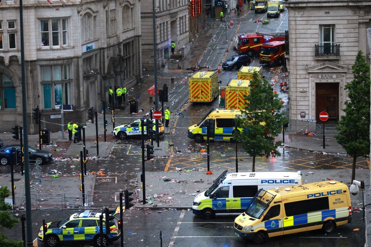 Publikohen pamje të kaosit në Liverpool pasi një makinë përplasi tifozët, la të plagosur të paktën 50 persona