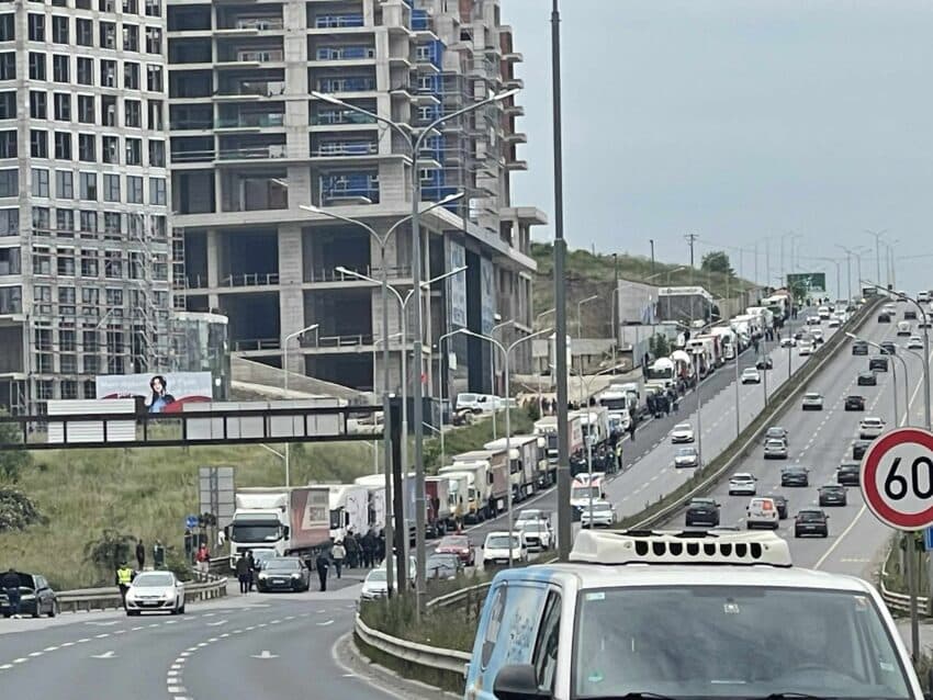 Bizneset përfundojnë protestën, zhbllokohen hyrjet e Prishtinës