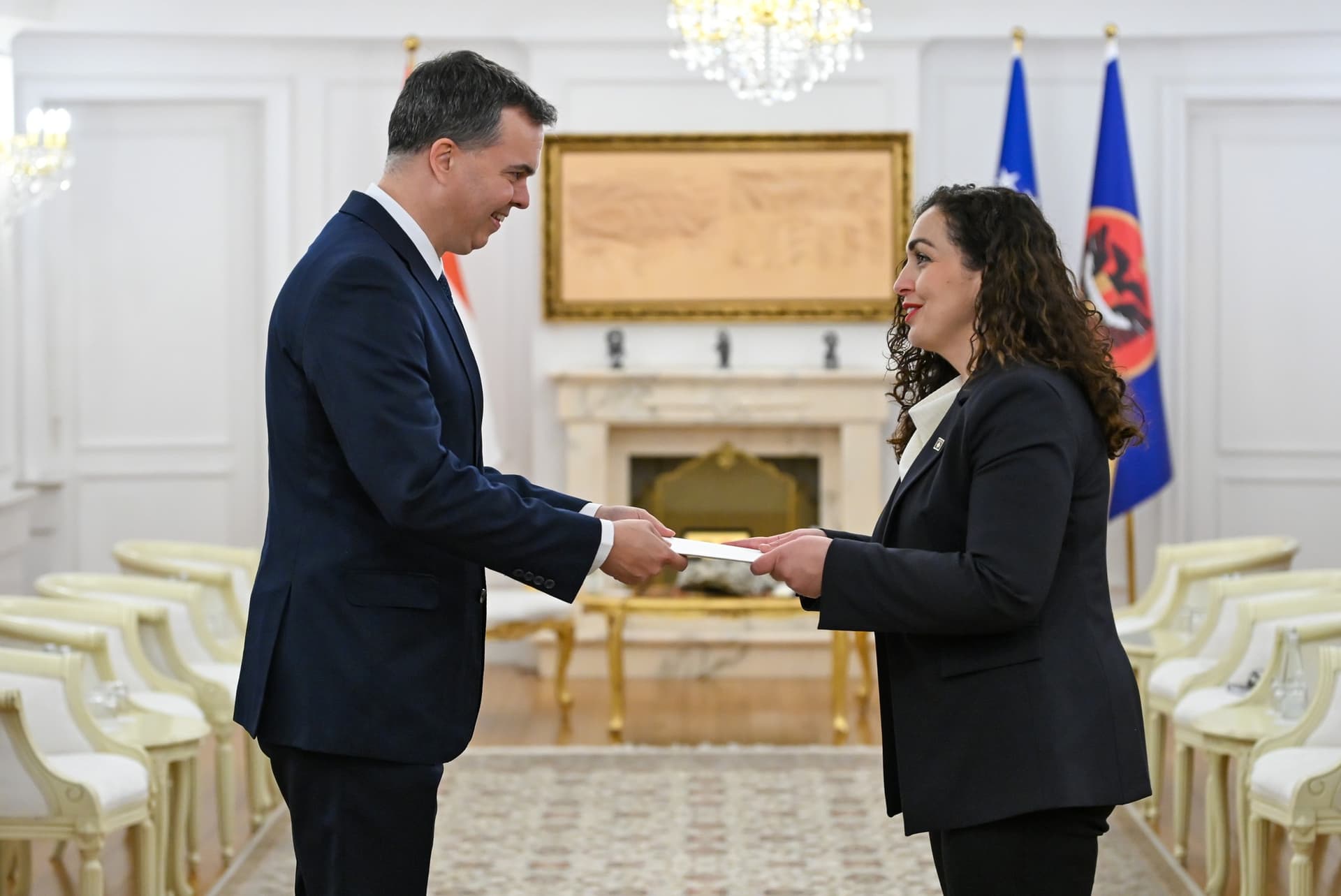 Presidentja Osmani pranon letrat kredenciale të ambasadorit të ri të Hungarisë në Kosovë