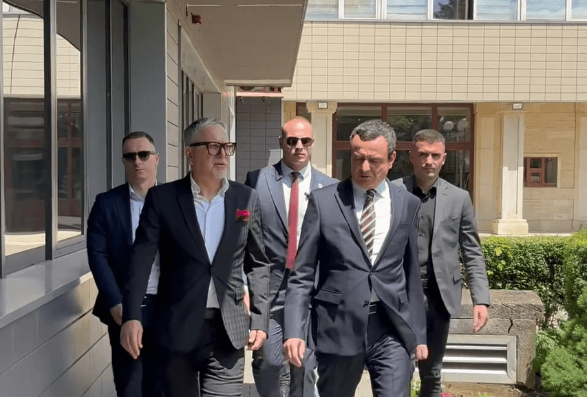 Pas dështimit të seancës, Kurti vazhdon të shmangë mediat