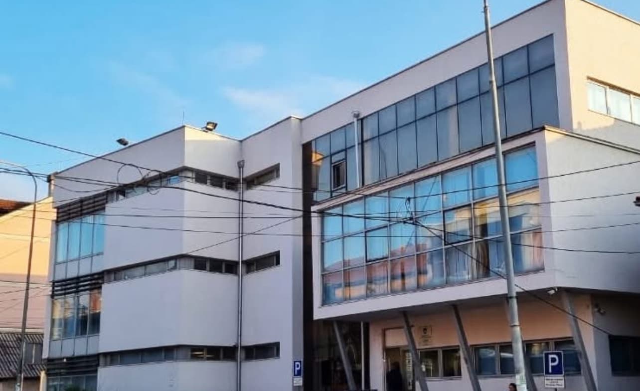 Prokuroria jep detaje të reja për vrasjen në Prizren, burri theri me thikë dy vajzat dhe gruan