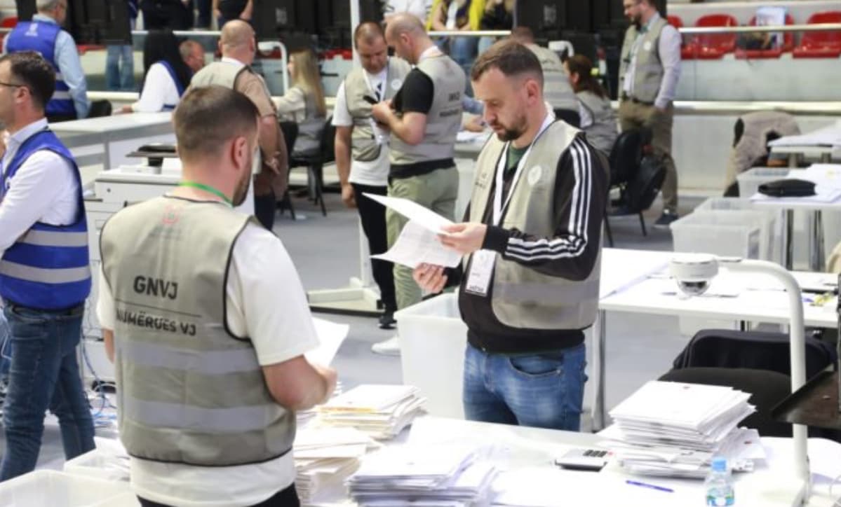 Zgjedhjet në Shqipëri/ Deri në orën 07:00, 1355 qendra votimi të numëruara, PS me 52.84 % të votave, PD 34.26%