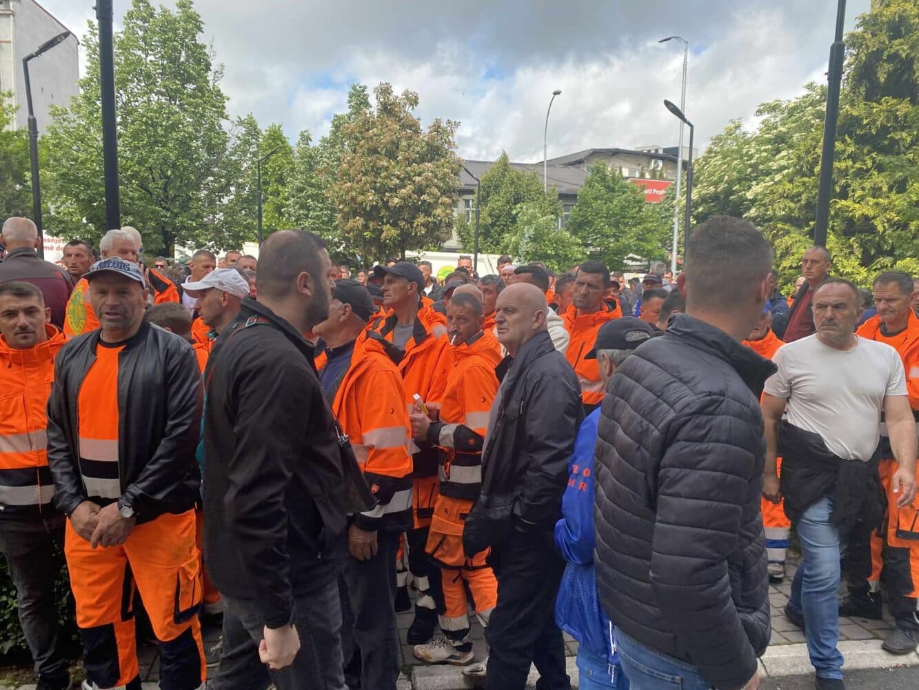 Punëtorët e kompanisë “Pastrimi” në grevë para Komunës së Prishtinës