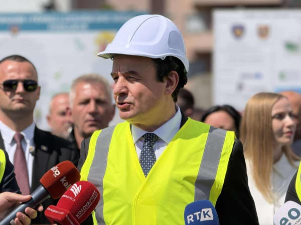 ​Kurti fajëson komunat që nuk aplikuan për banim të përballueshëm dhe social