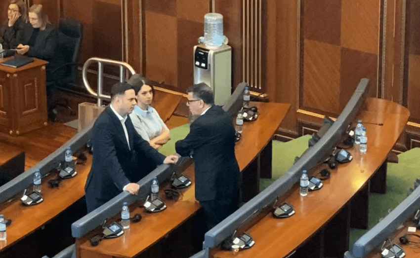 Abdixhiku, Haziri e Kica-Xhelili ndalen e bisedojnë pas dështimit të seancës