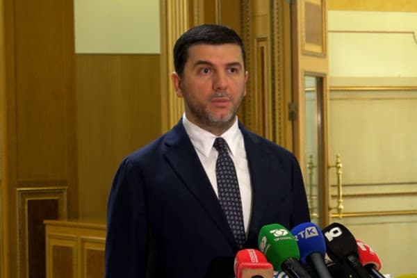 ​Krasniqi: Lëvizja Vetëvendosje nuk është e interesuar që të zhbllokojë situatën në Kuvend