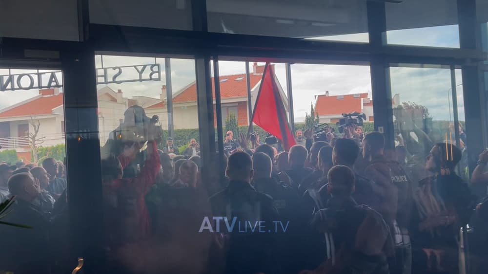 Protestuesit e OVL-UÇK-së hedhin tym të zi, shtyhet përkohësisht konferenca e Trendafilovës