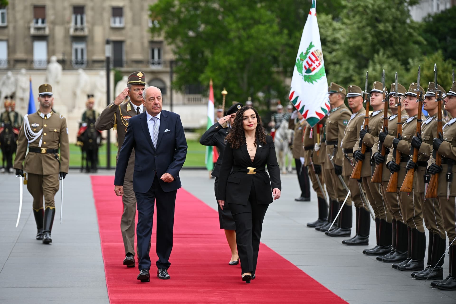 Presidentja Osmani pritet me nderime ushtarake në Budapest