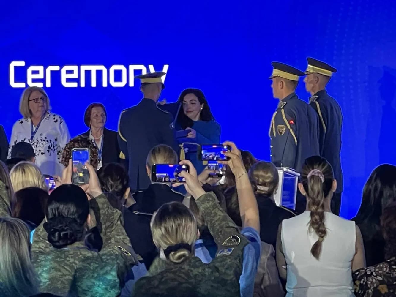 Osmani nderon nënat e Srebrenicës me medalje presidenciale