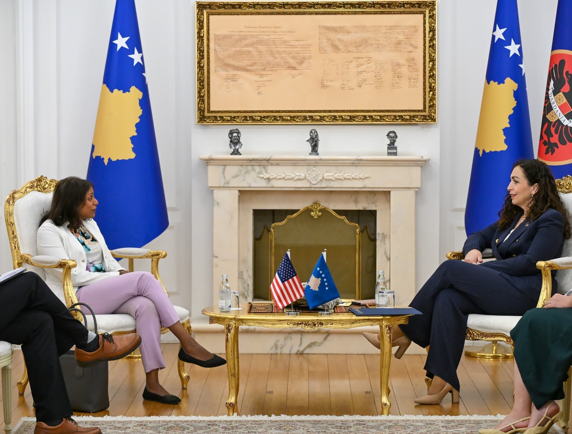 Osmani takohet me ngarkuarën me punë të ShBA-së në Kosovë, Anu Prattipati