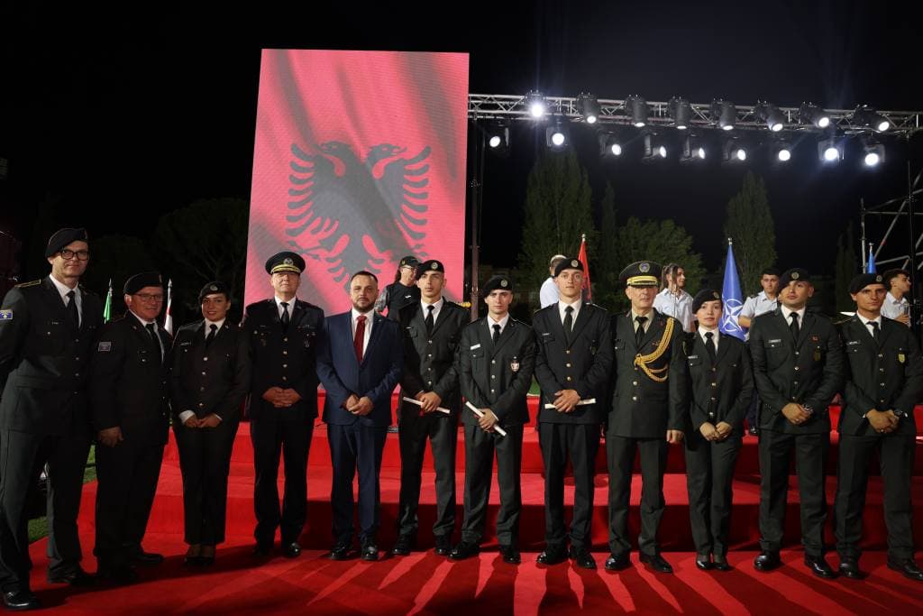Pesë kadetë të FSK-së diplomojnë në Akademinë e Forcave të Armatosura në Shqipëri
