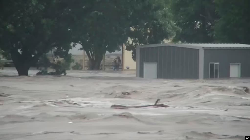 Të paktën 24 të vdekur dhe dhjetëra të zhdukur nga përmbytjet në Teksas