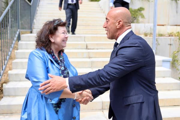 Haradinaj takohet me të dërguarën e posaçme të Mbretërisë së Bashkuar për Ballkanin Perëndimor