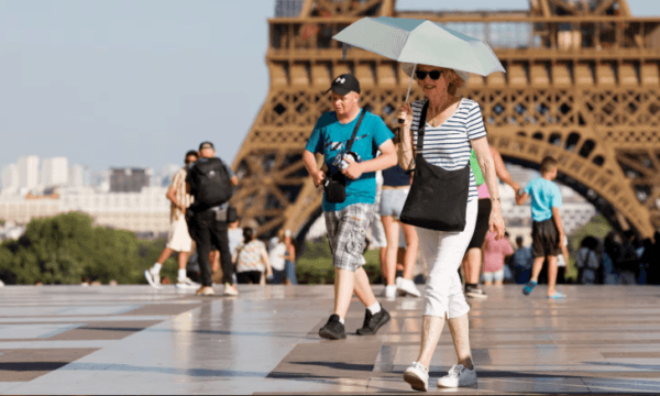 Kulla e Eiffelit mbyllet për turistët për shkak të të nxehtit përvëlues