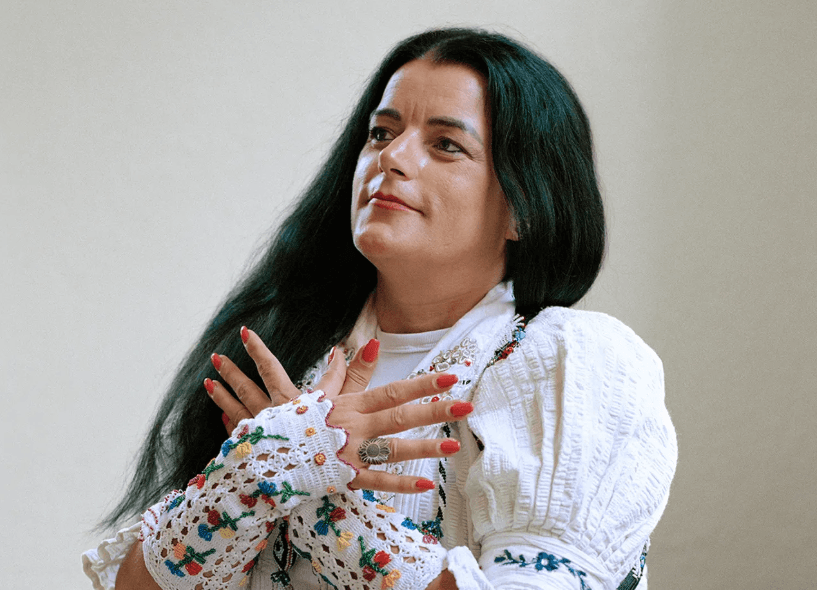 Zëri i të mbijetuarave në “Vogue”: Vasfije Krasniqi ndër 250 gra që thyen heshtjen