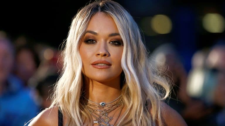 Rita Ora në skenën e FIFA-s – performon në darkën gala për Botërorin e Klubeve