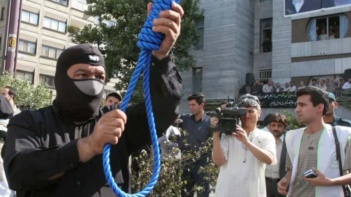 Ekzekutohet publikisht burri i dënuar për përdhunimin dhe vrasjen e një vajze në Iran