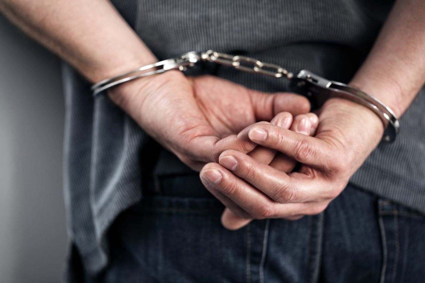 Pas një mosmarrëveshjeje pronësore me vëllezërit, i dyshuari dëmton derën dhe shtie me armë – arrestohet nga policia në Mitrovicë