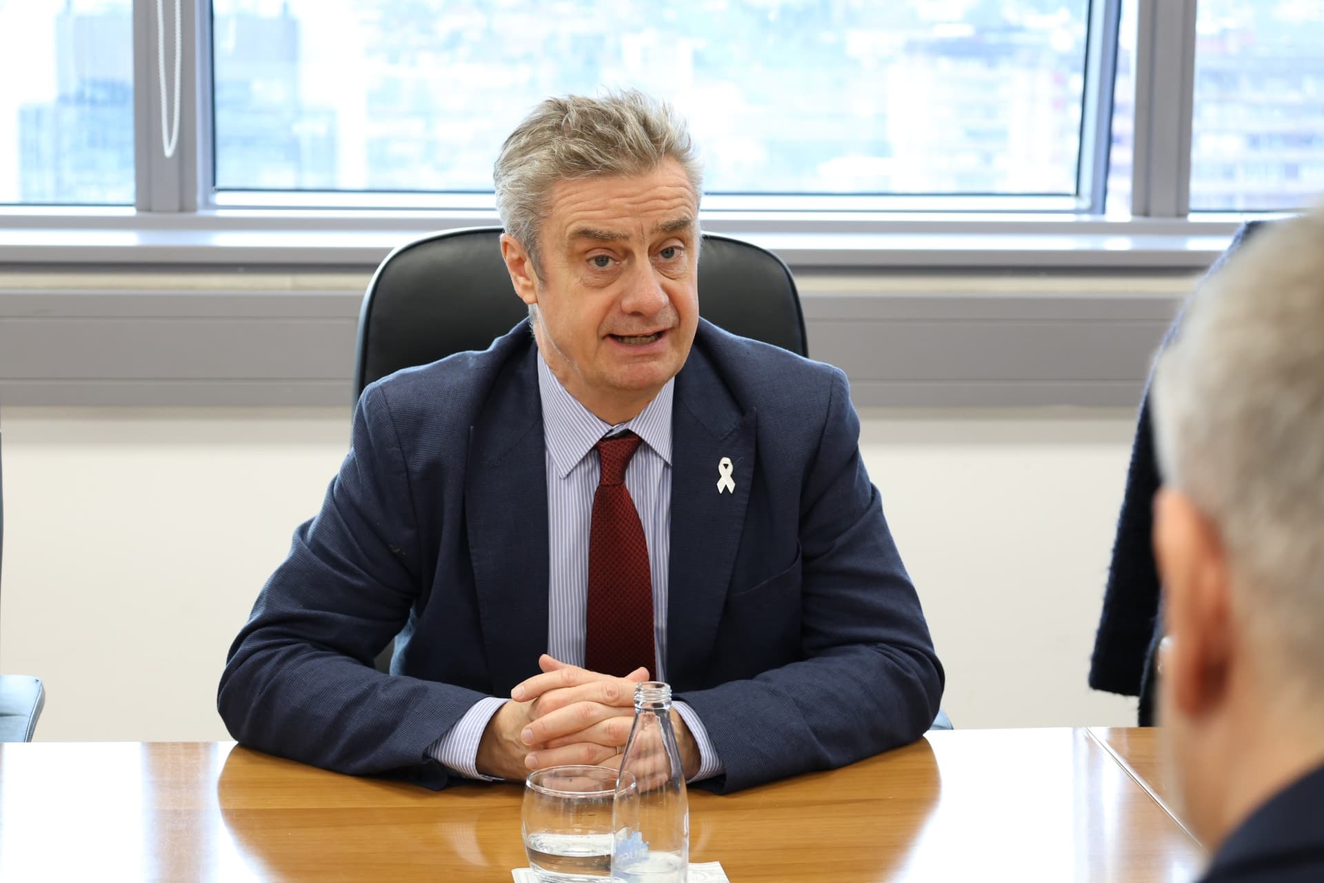 Ambasadori britanik: Ngërçi politik rrezikon të ardhmen e Kosovës, partitë politike ta kenë vendin mbi interesat partiake