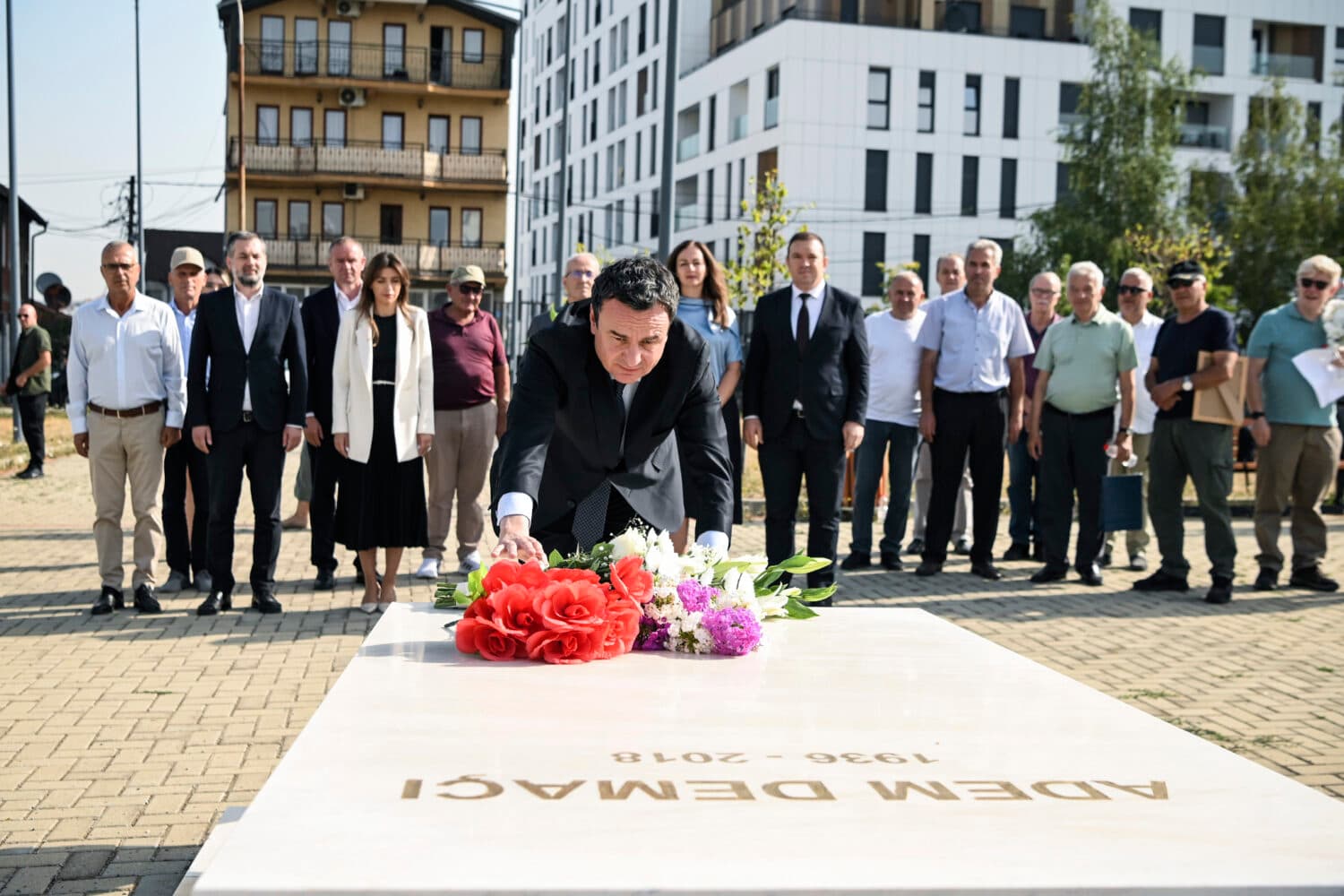 Kurti bën homazhe në 7-vjetorin e vdekjes së Adem Demaçit: Ishte personalitet unik