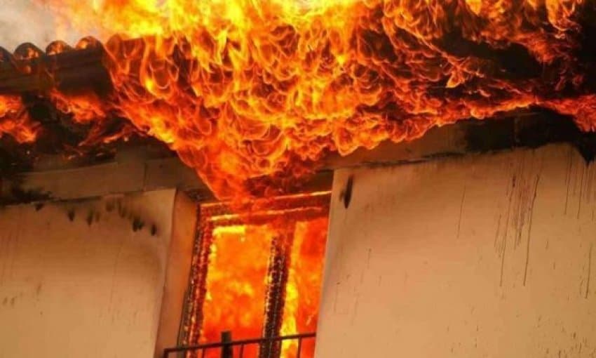 Kaplohet nga zjarri një shtëpi në Tetovë, vdes një person